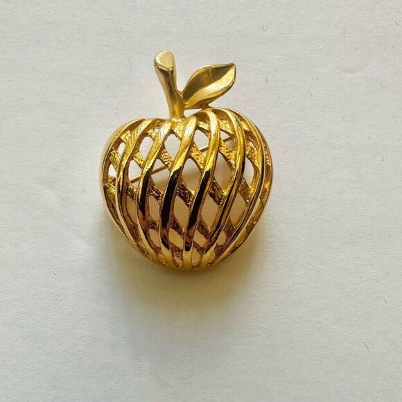 Gold tone cross hatched apple brooch - Picture 7 of 7